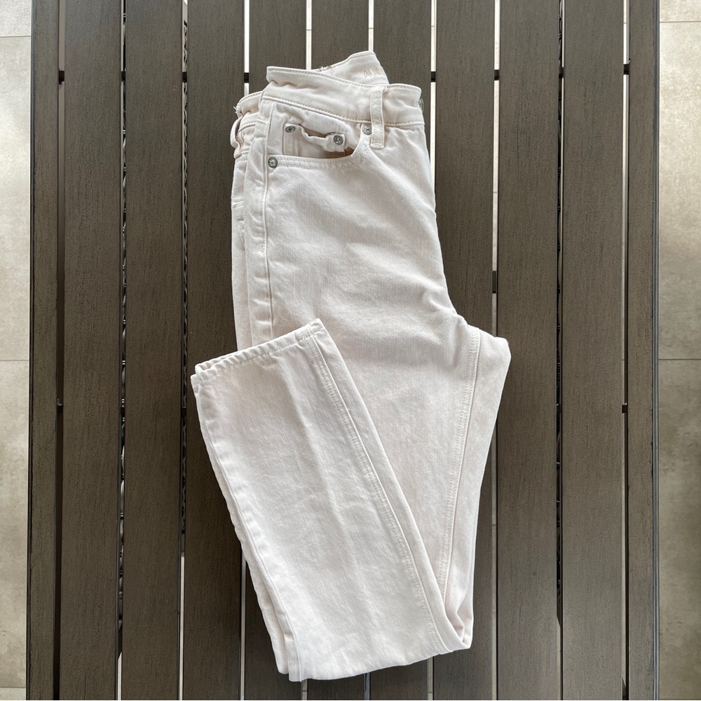 AMERICAN EAGLE OUTFITTERS HIGH-WAISTED STRAIGHT JEAN!!